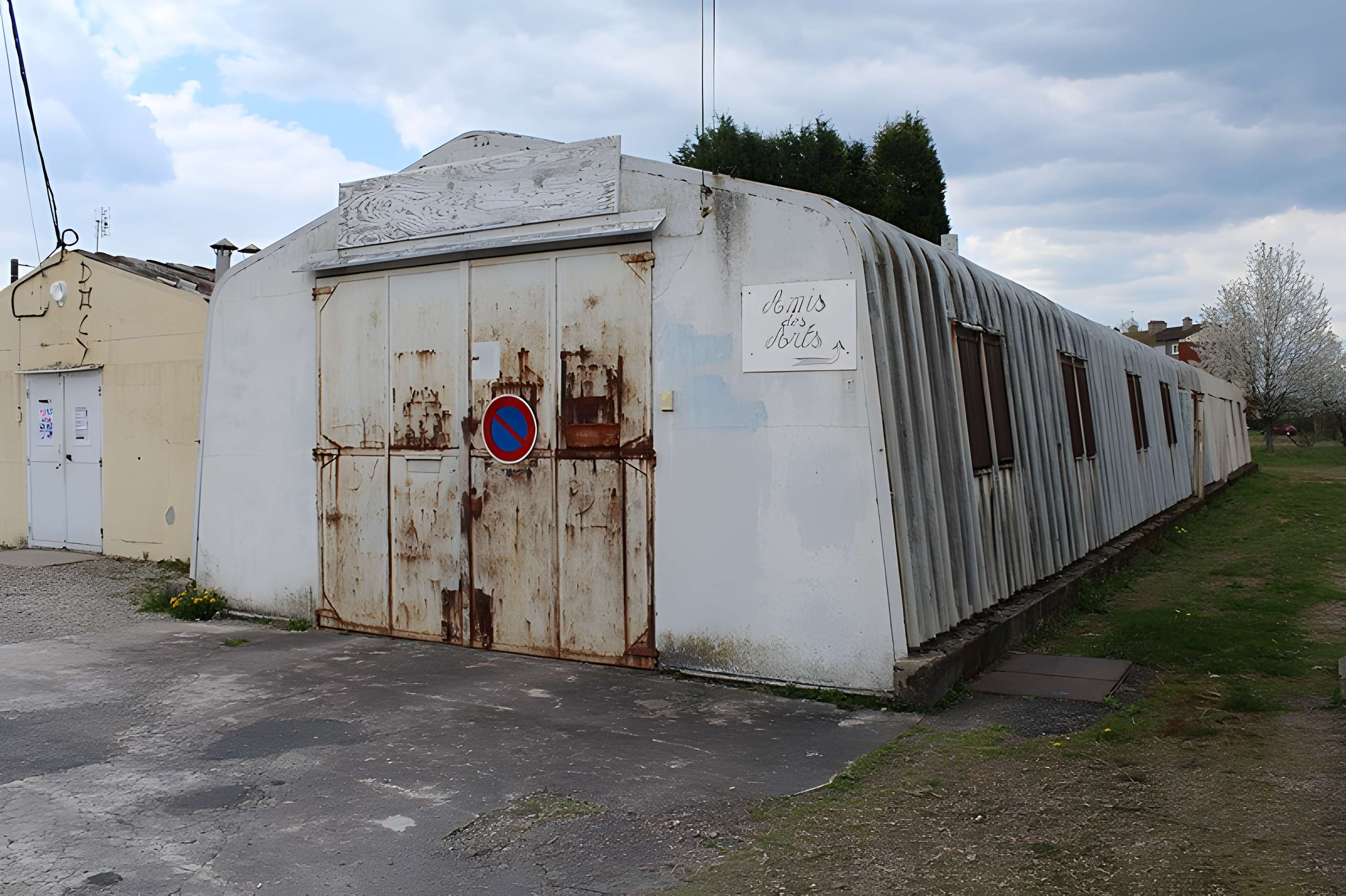 Pavillons Fillod ou préfabriqués de type parois inclinées