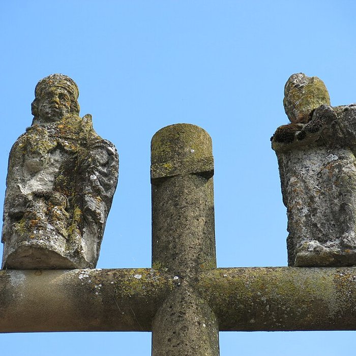 Photo de Calvaire, sur la place principale du village