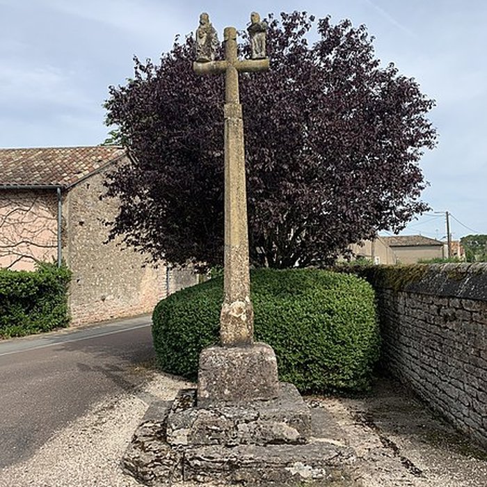 Photo de Calvaire, sur la place principale du village