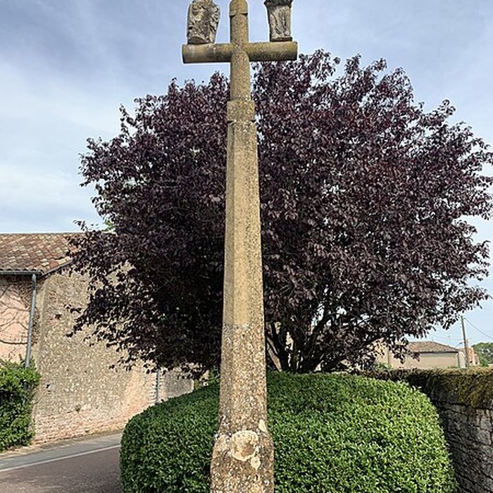 Photo de Calvaire, sur la place principale du village