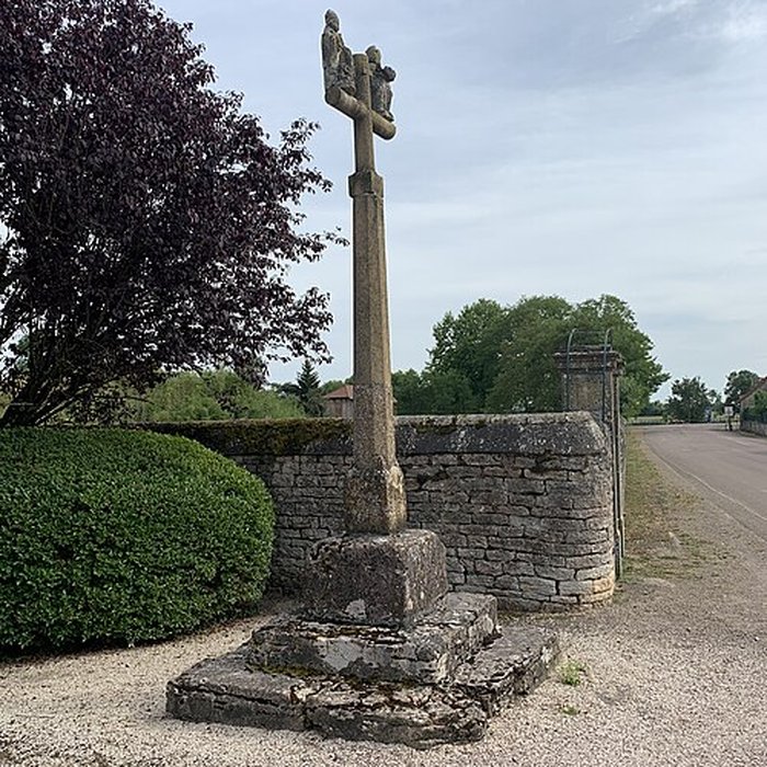 Photo de Calvaire, sur la place principale du village