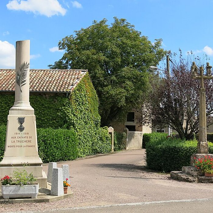 Photo de Calvaire, sur la place principale du village