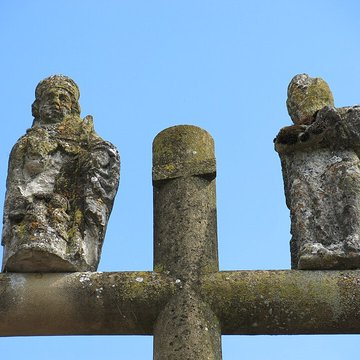 Calvaire, sur la place principale du village