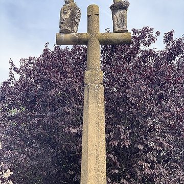Calvaire, sur la place principale du village