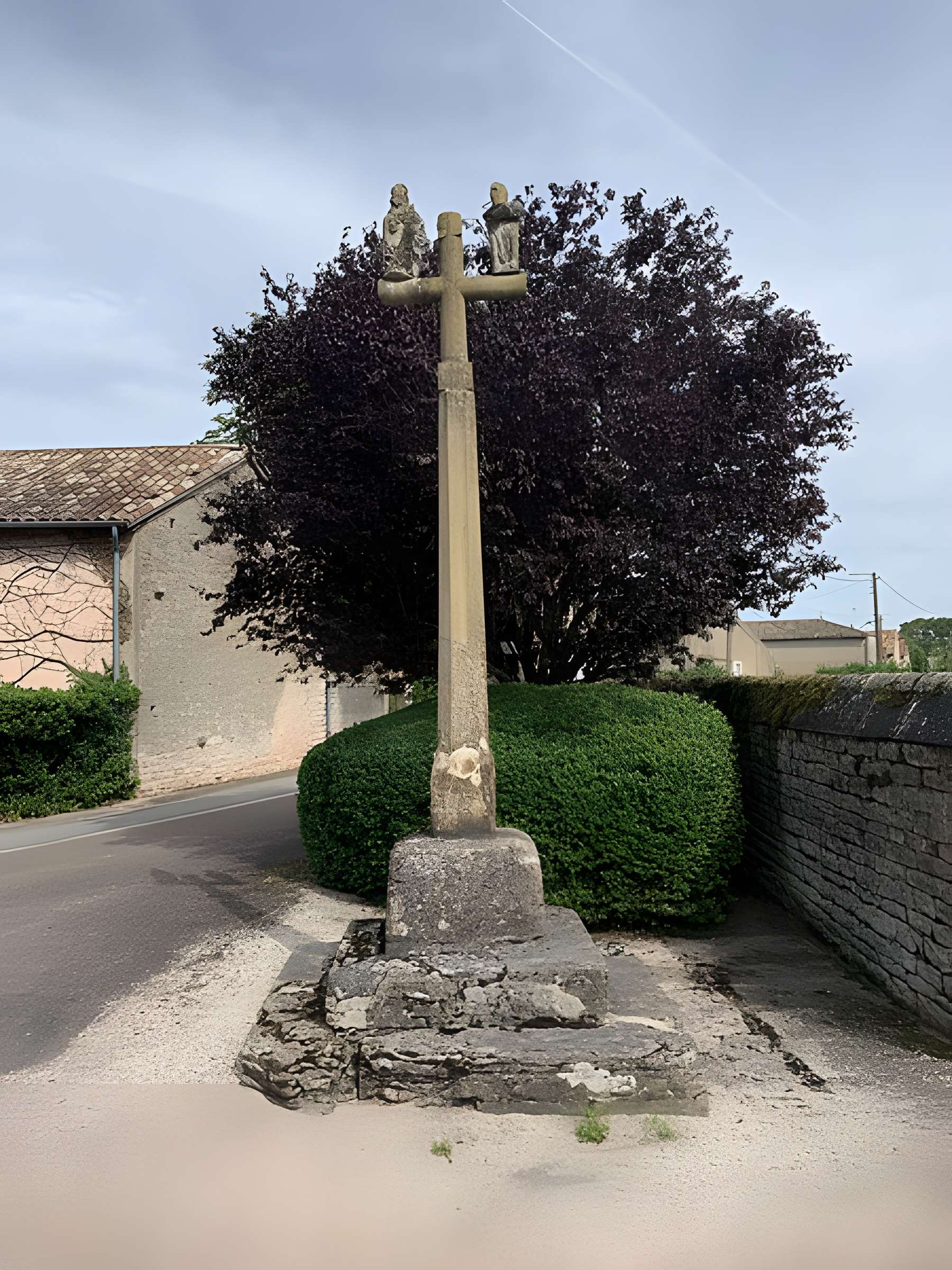 Calvaire, sur la place principale du village