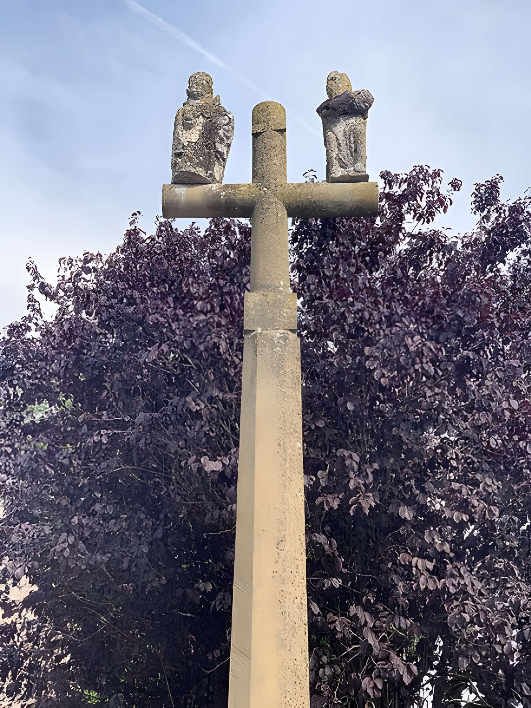 Calvaire, sur la place principale du village