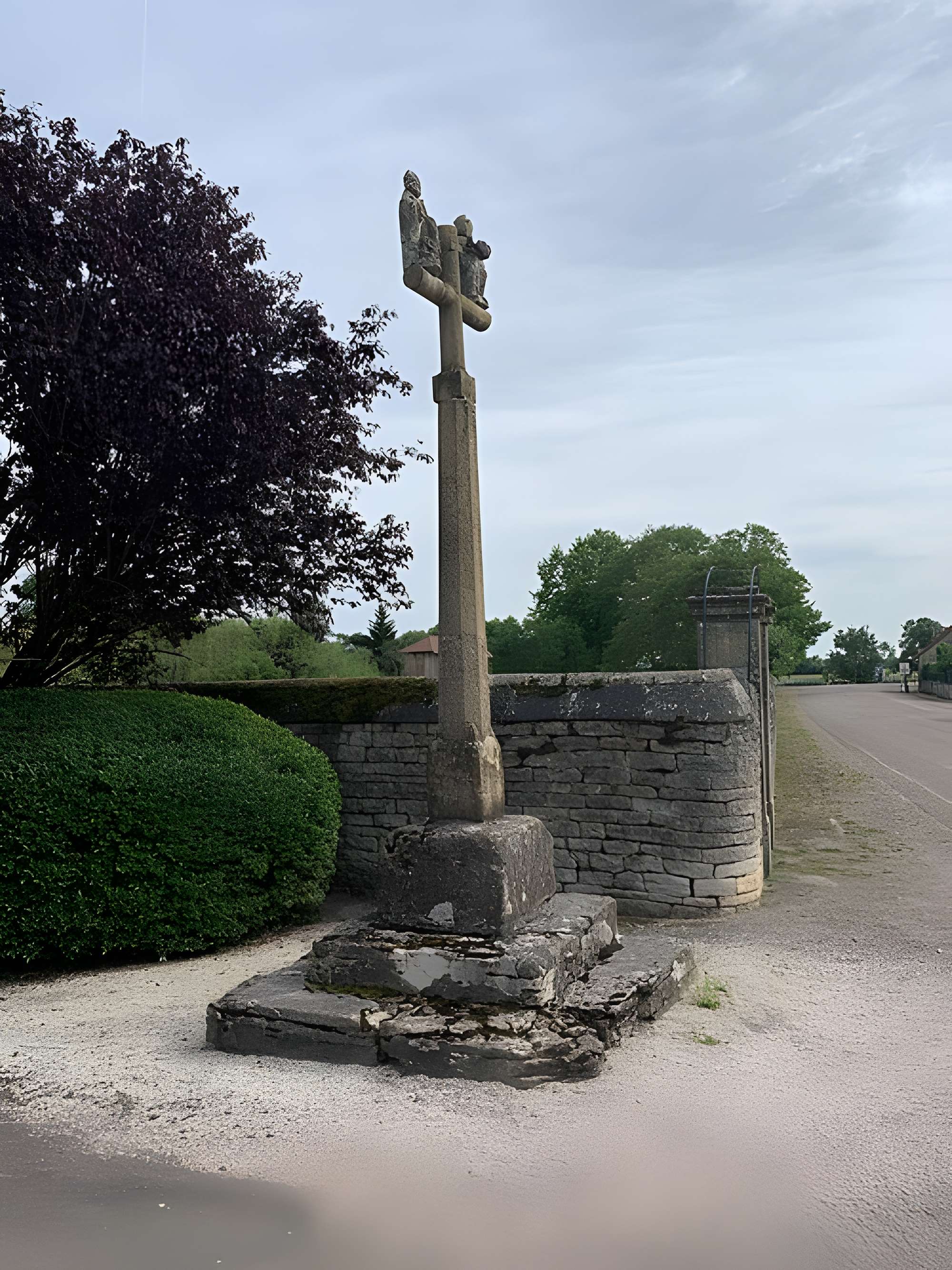Calvaire, sur la place principale du village