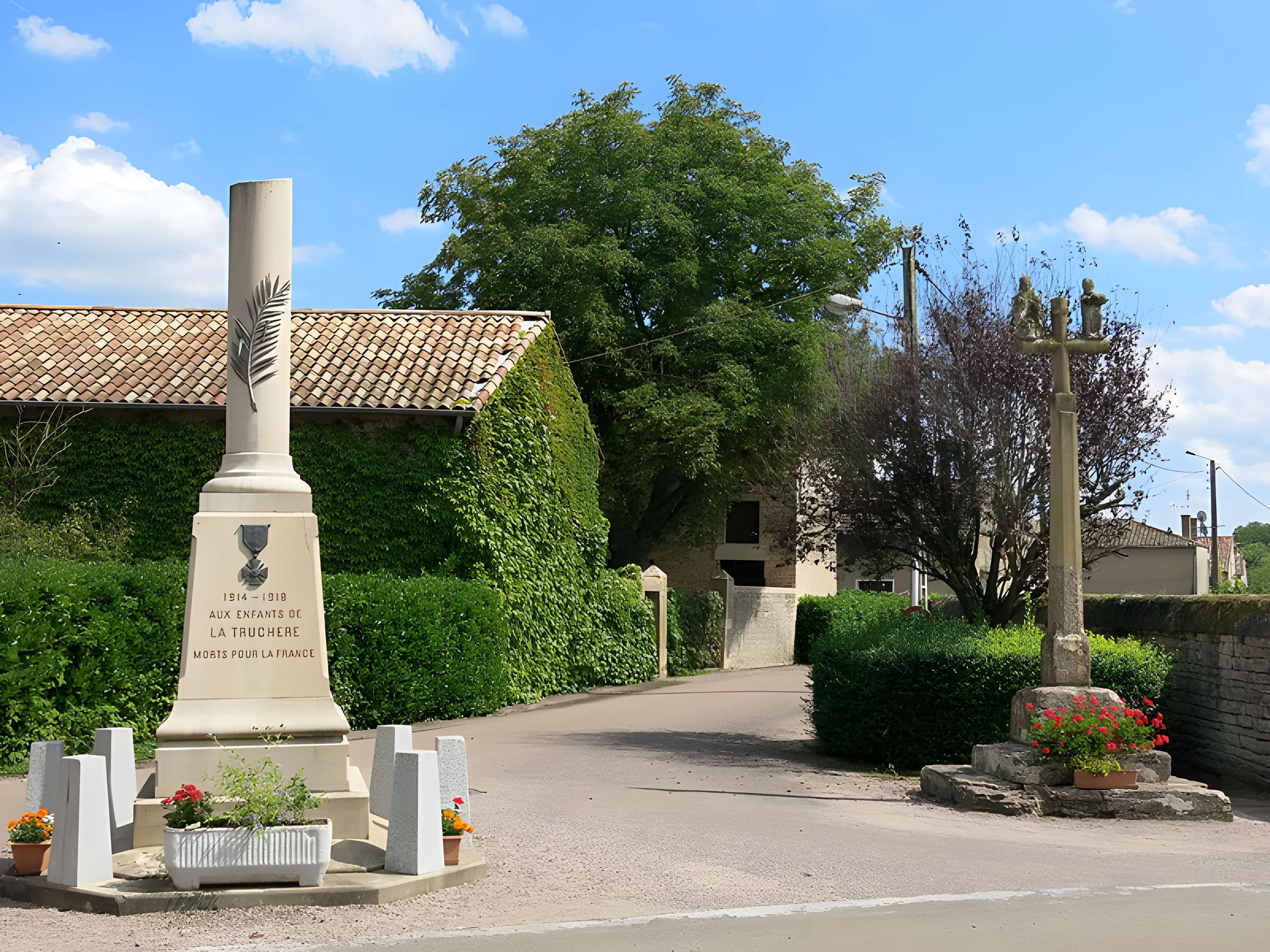 Calvaire, sur la place principale du village