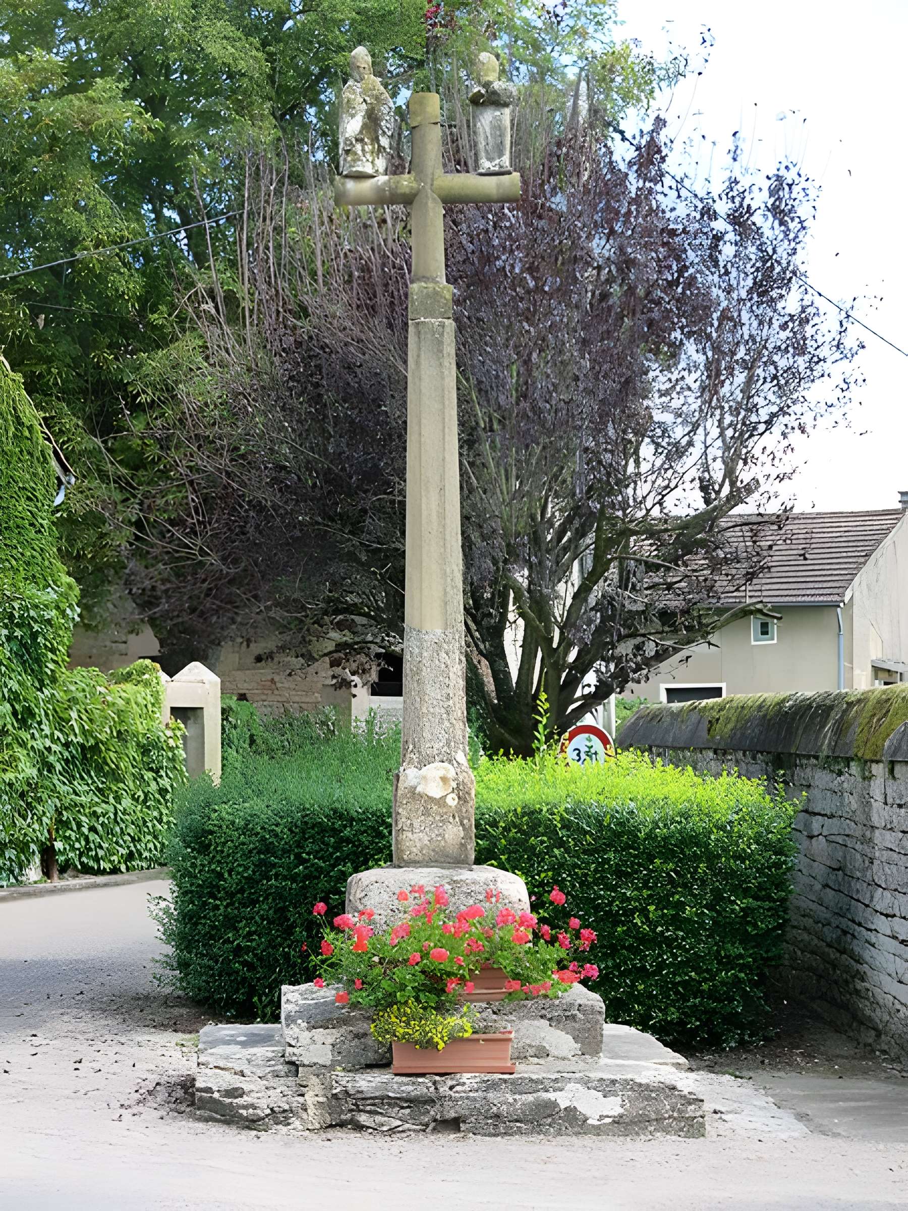 Calvaire, sur la place principale du village