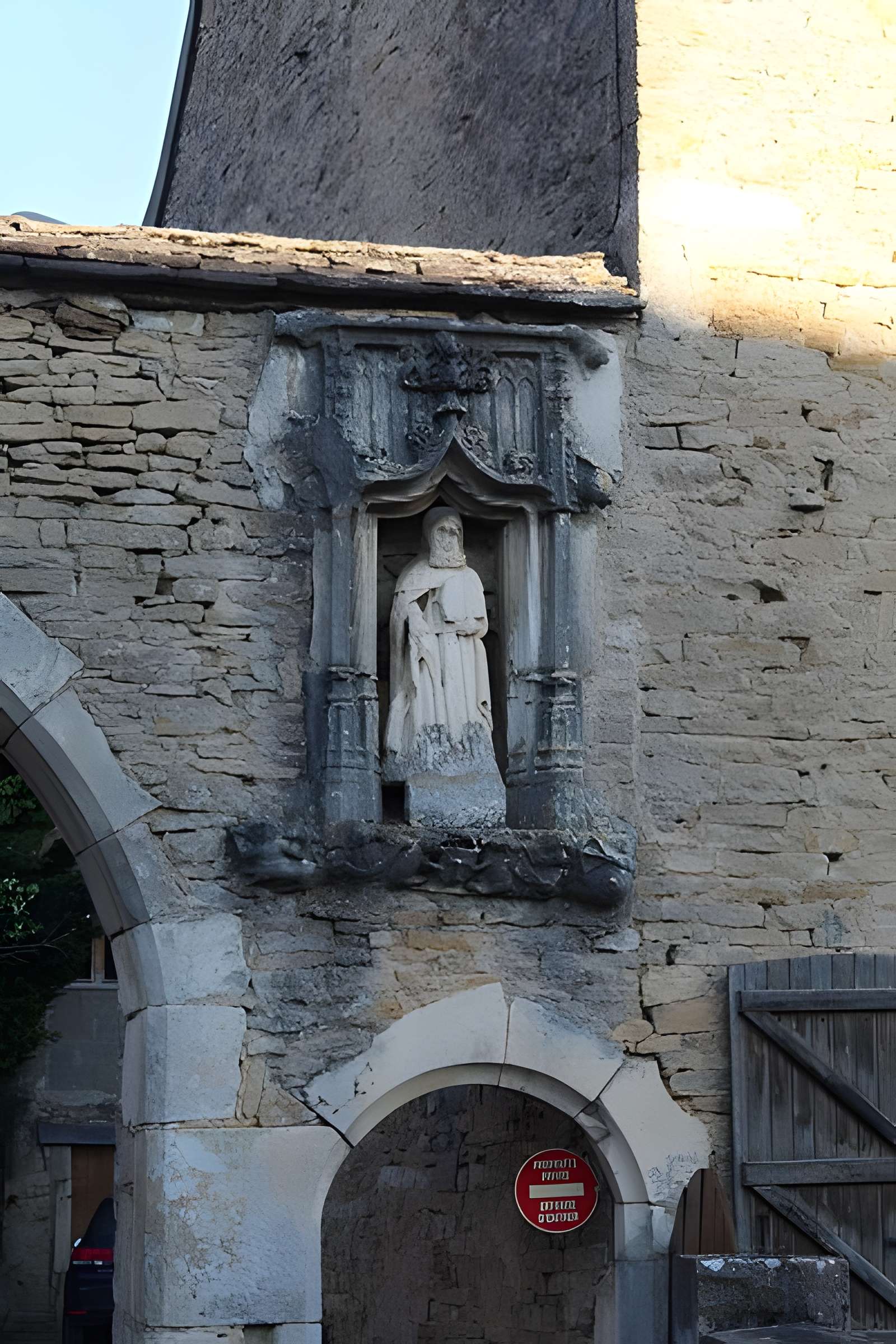 Porte avec niche et statue