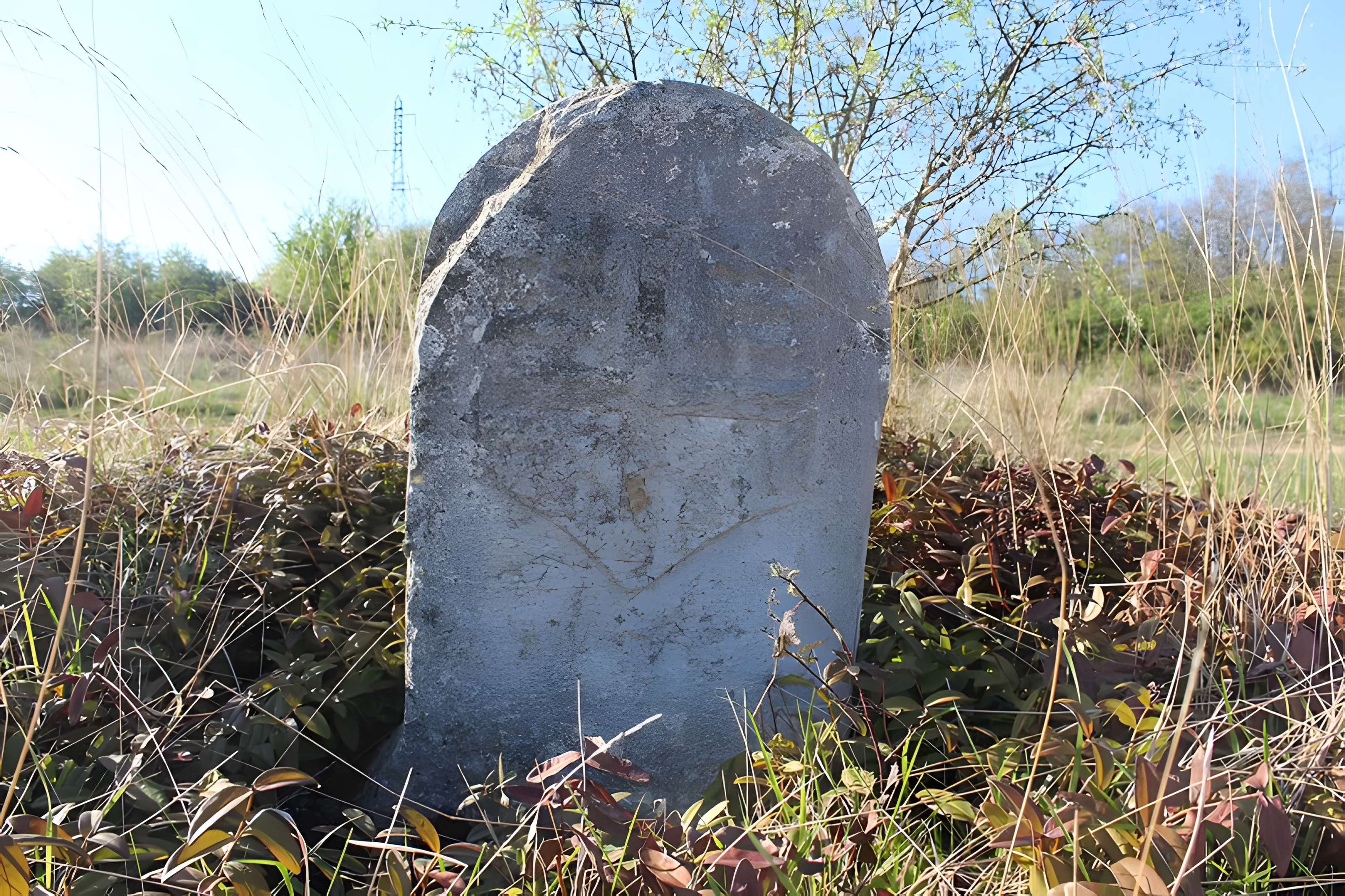 Borne armoriée (également sur commune de Rully)