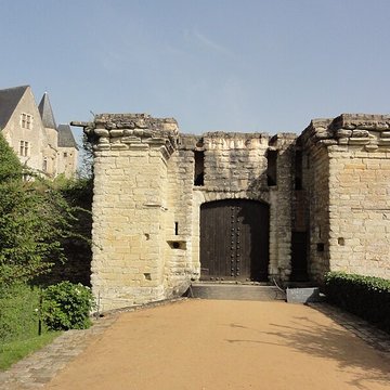 Château donjon et ruines