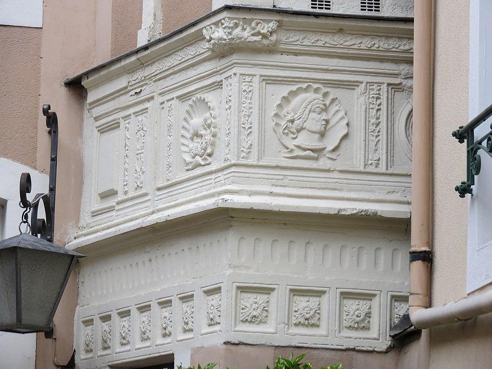 Eléments d'architecture sculptés de style Renaissance dans la cour de l'immeuble