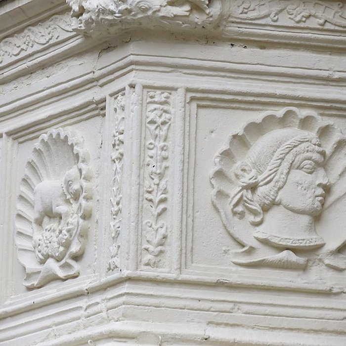 Photo de Eléments darchitecture sculptés de style Renaissance dans la cour de limmeuble