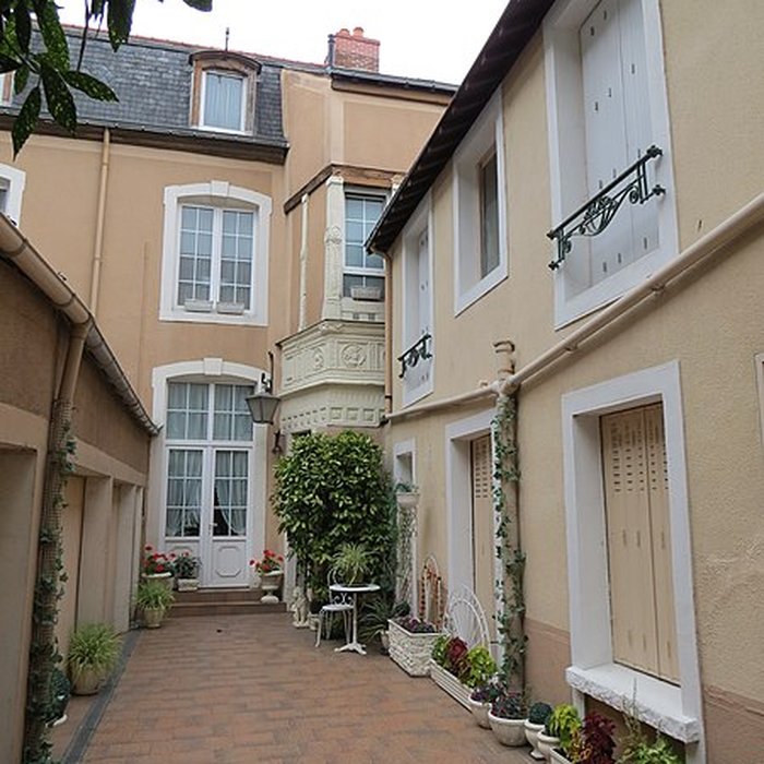 Photo de Eléments darchitecture sculptés de style Renaissance dans la cour de limmeuble