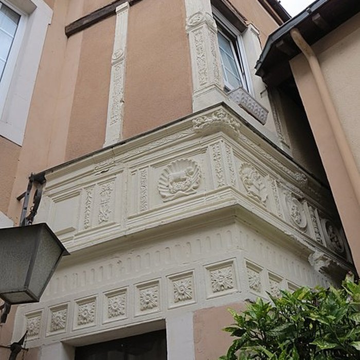 Photo de Eléments darchitecture sculptés de style Renaissance dans la cour de limmeuble