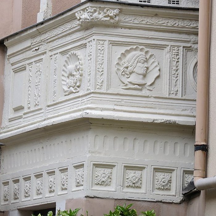 Photo de Eléments darchitecture sculptés de style Renaissance dans la cour de limmeuble