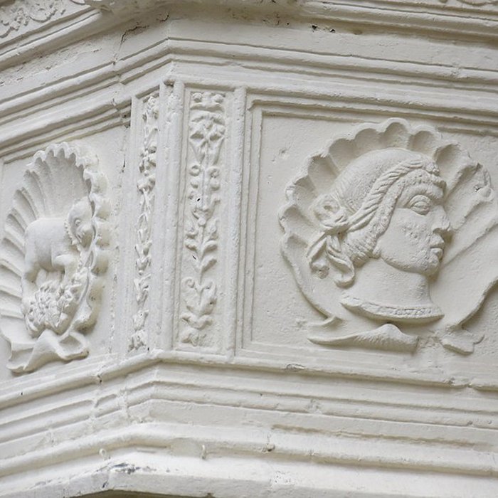 Photo de Eléments darchitecture sculptés de style Renaissance dans la cour de limmeuble