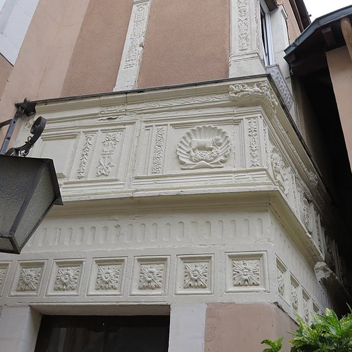 Photo de Eléments darchitecture sculptés de style Renaissance dans la cour de limmeuble