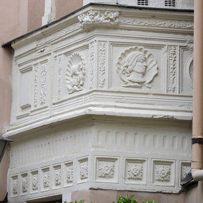 Photo de Eléments darchitecture sculptés de style Renaissance dans la cour de limmeuble