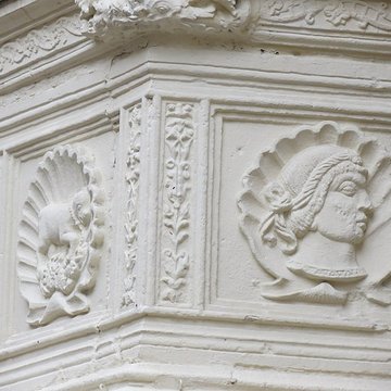 Eléments darchitecture sculptés de style Renaissance dans la cour de limmeuble