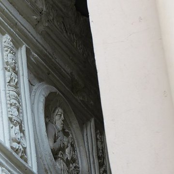 Eléments darchitecture sculptés de style Renaissance dans la cour de limmeuble