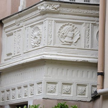 Eléments darchitecture sculptés de style Renaissance dans la cour de limmeuble