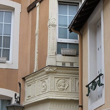 Eléments darchitecture sculptés de style Renaissance dans la cour de limmeuble