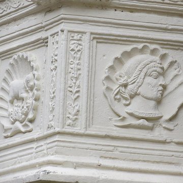 Eléments darchitecture sculptés de style Renaissance dans la cour de limmeuble