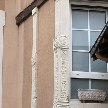 Eléments darchitecture sculptés de style Renaissance dans la cour de limmeuble