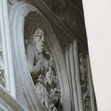 Eléments darchitecture sculptés de style Renaissance dans la cour de limmeuble