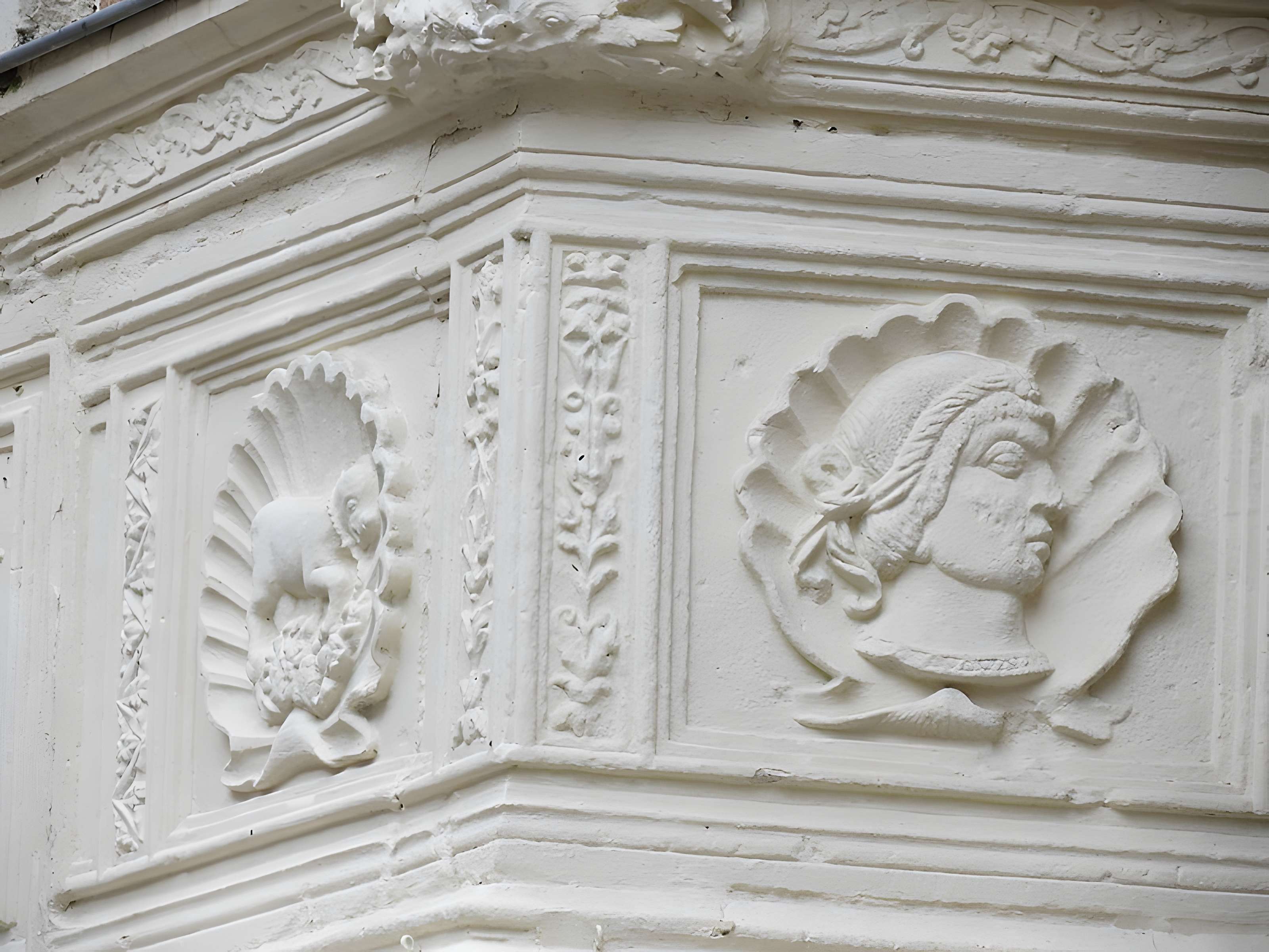 Eléments d'architecture sculptés de style Renaissance dans la cour de l'immeuble