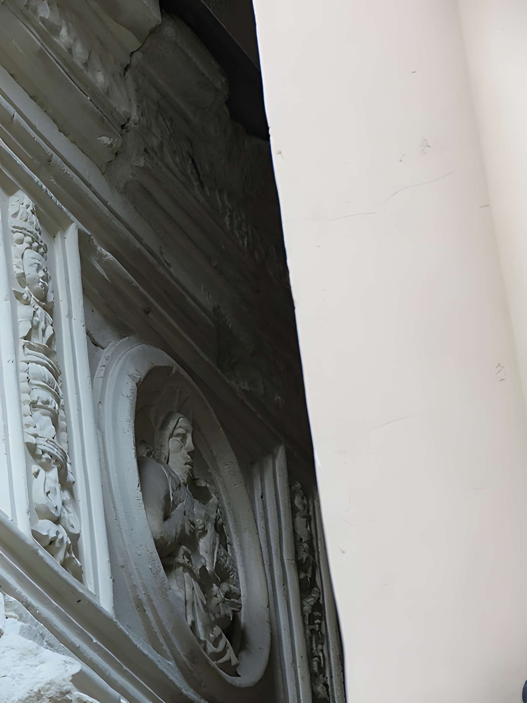 Eléments d'architecture sculptés de style Renaissance dans la cour de l'immeuble