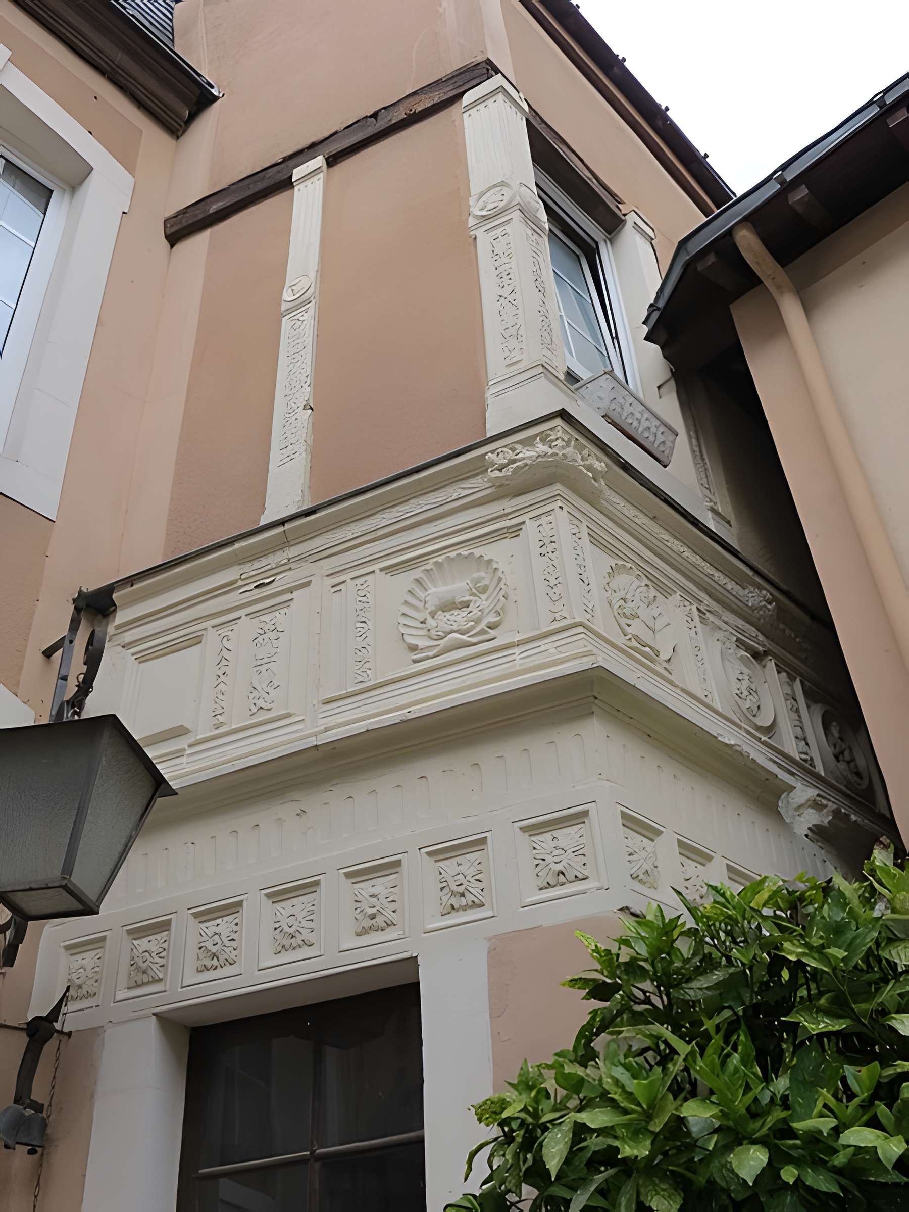 Eléments d'architecture sculptés de style Renaissance dans la cour de l'immeuble