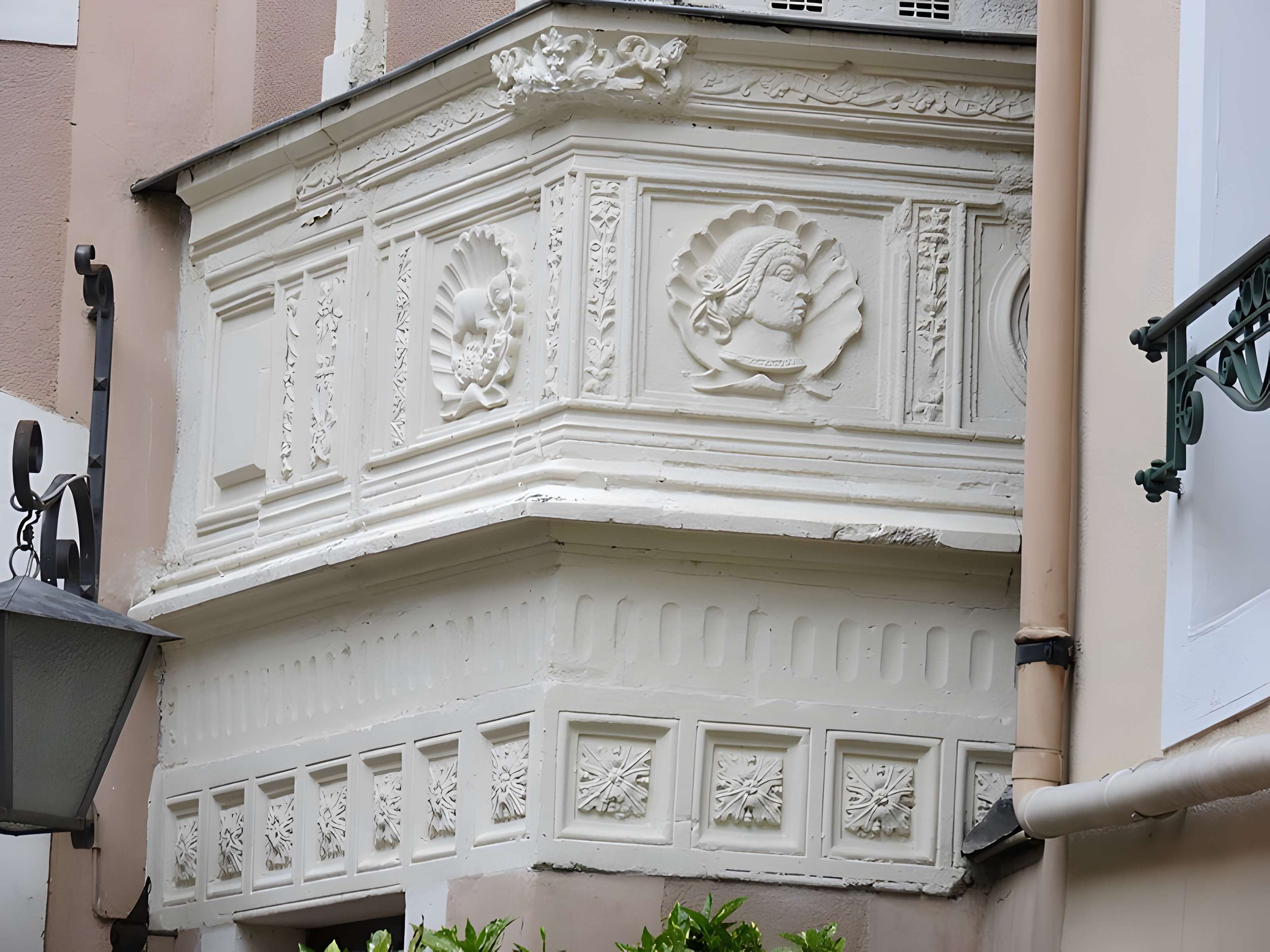 Eléments d'architecture sculptés de style Renaissance dans la cour de l'immeuble