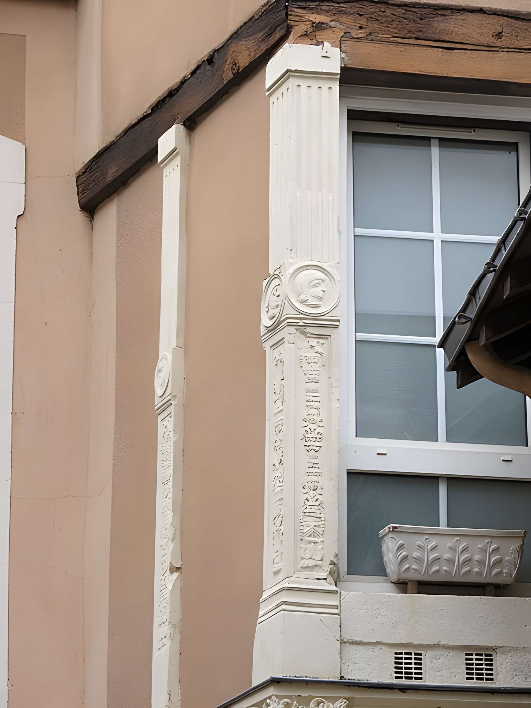 Eléments d'architecture sculptés de style Renaissance dans la cour de l'immeuble