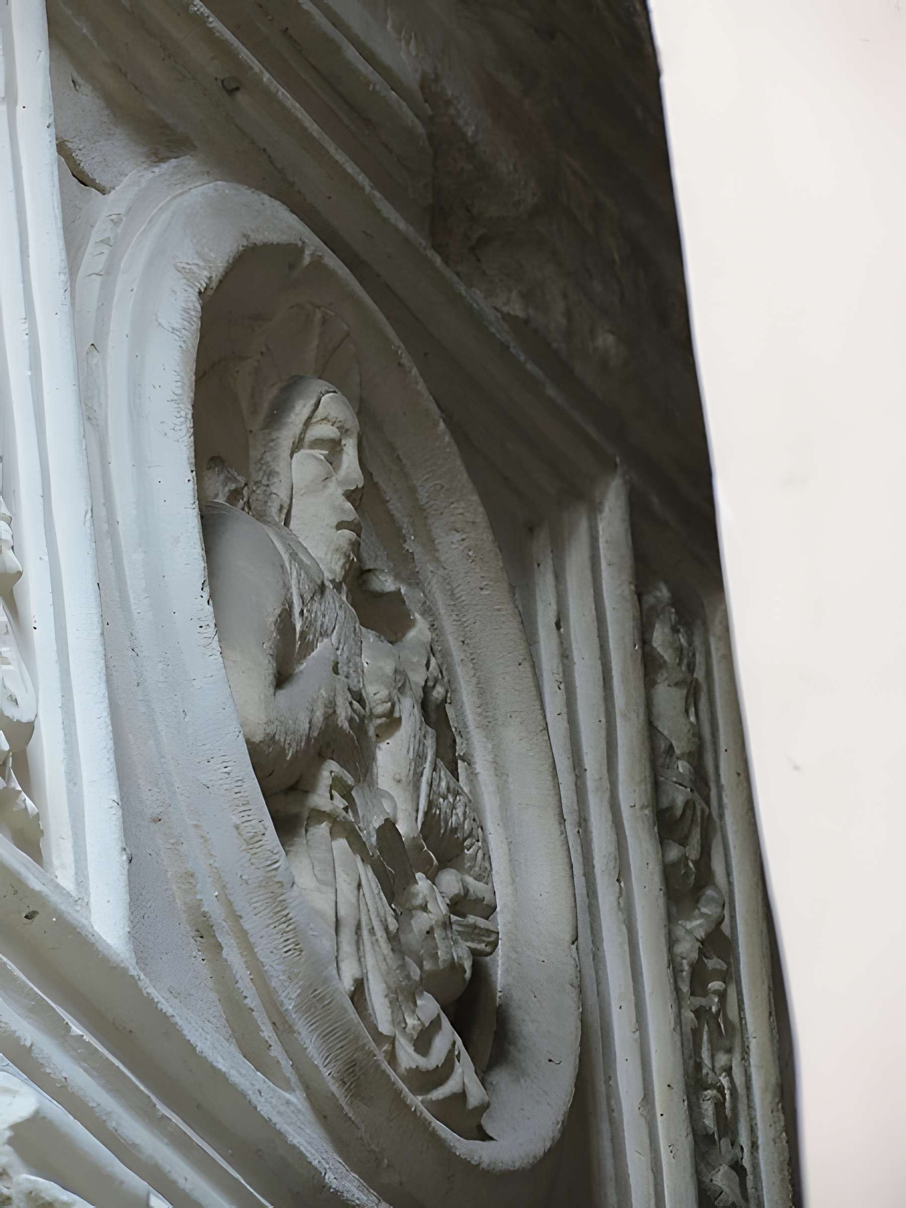 Eléments d'architecture sculptés de style Renaissance dans la cour de l'immeuble