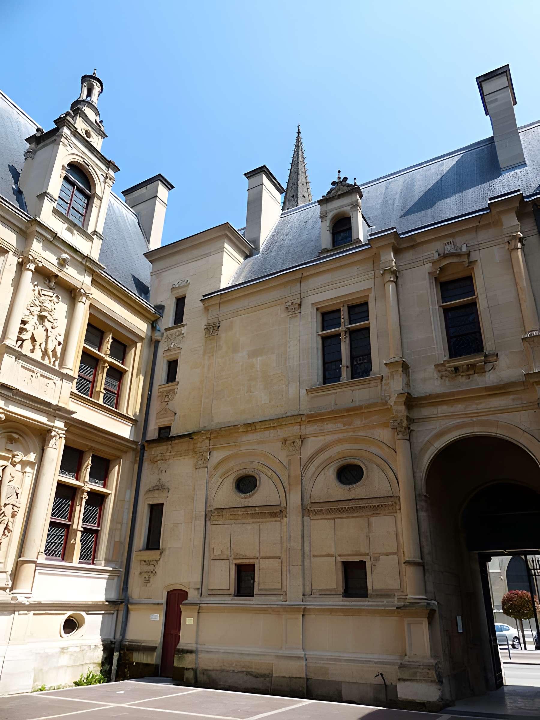 Hôtel d'Escoville à Caen