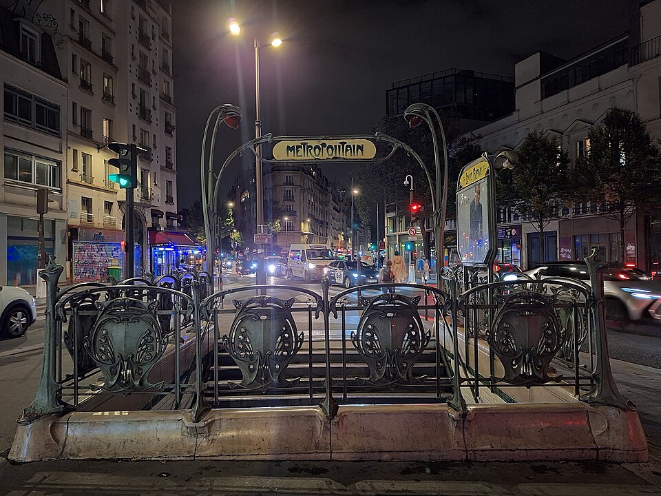 Métropolitain, station Louis-Blanc