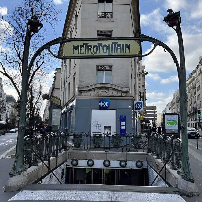 Photo de Métropolitain, station Louis-Blanc