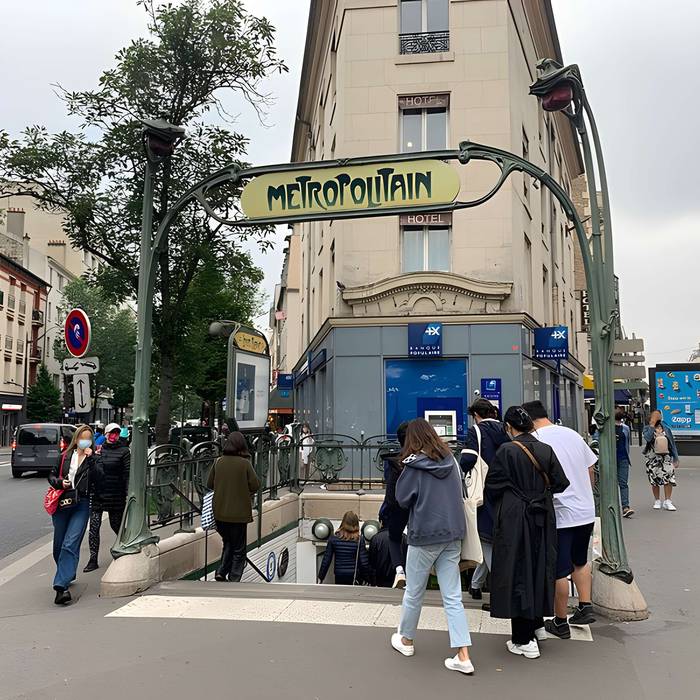 Photo de Métropolitain, station Louis-Blanc