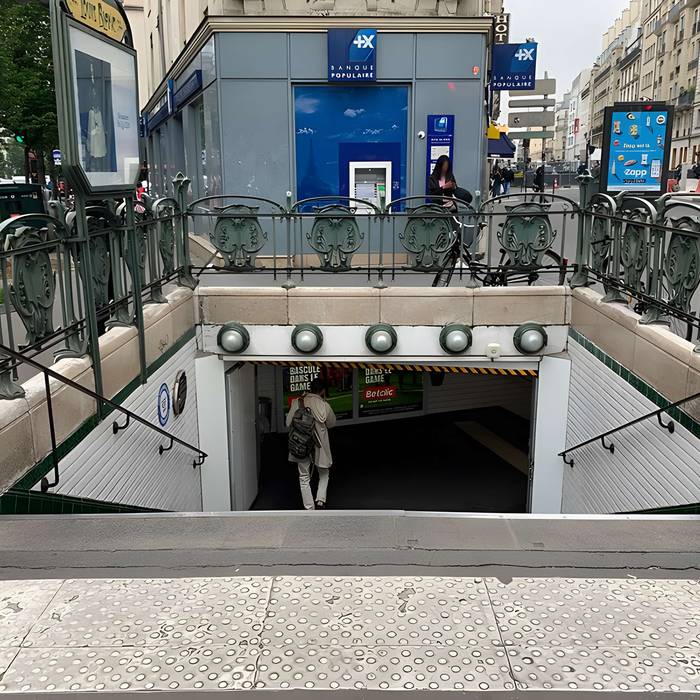 Photo de Métropolitain, station Louis-Blanc