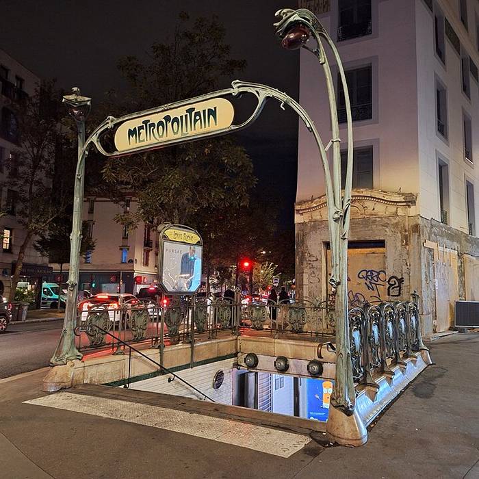 Photo de Métropolitain, station Louis-Blanc