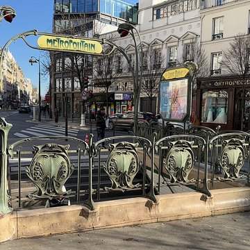 Métropolitain, station Louis-Blanc
