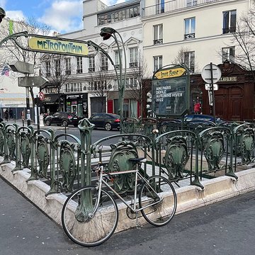 Métropolitain, station Louis-Blanc