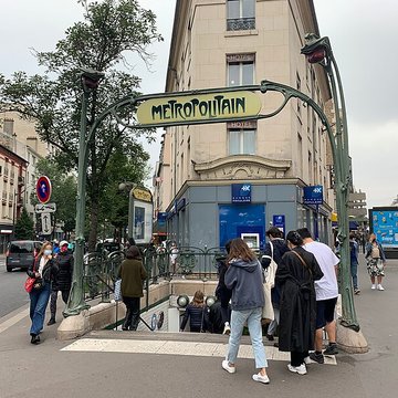 Métropolitain, station Louis-Blanc
