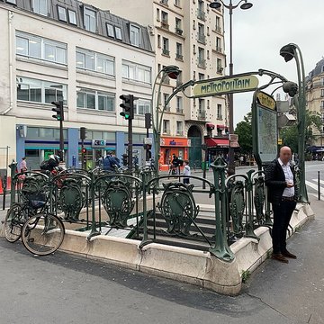 Métropolitain, station Louis-Blanc