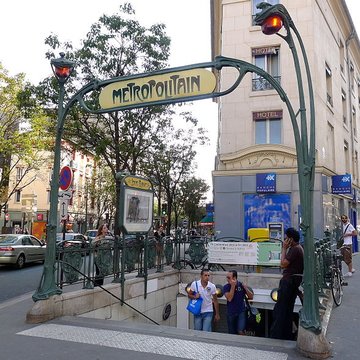 Métropolitain, station Louis-Blanc