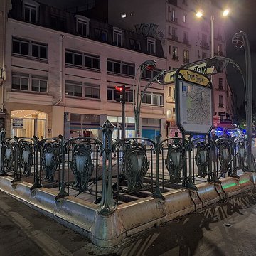 Métropolitain, station Louis-Blanc