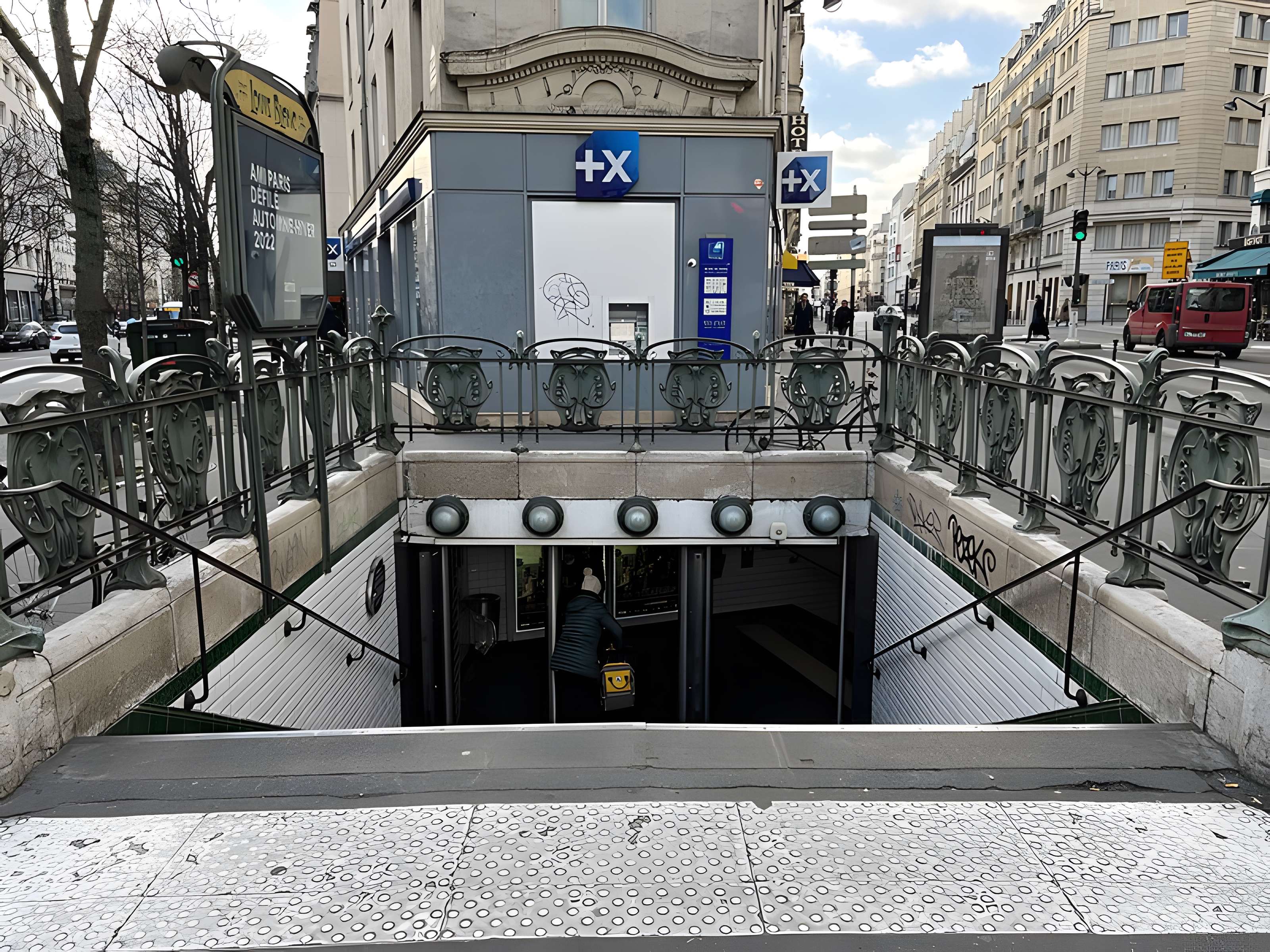 Métropolitain, station Louis-Blanc